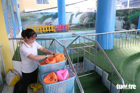 Bên trong trường mầm non tính tăng học phí gần 8 triệu đồng/tháng có gì?- Ảnh 10. Trường có hồ bơi sẵn cho các bé tập bơi - Ảnh: NGỌC PHƯỢNG