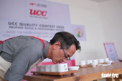 Đà Lạt bầu 'hoa hậu' cà phê arabica Việt Nam- Ảnh 3. Các chuyên gia đánh giá kỹ từng mẫu cà phê của nông dân - Ảnh: M.V