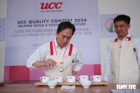 Đà Lạt bầu 'hoa hậu' cà phê arabica Việt Nam- Ảnh 5. Chuyên gia của Tập đoàn UCC Ueshima Coffee đang chấm điểm cà phê - Ảnh: M.V