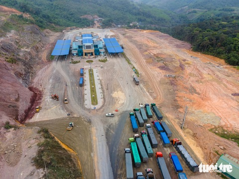 Doanh nghiệp xin đi trên cao tốc Cam Lộ - La Sơn để kịp thời hạn giao hàng- Ảnh 2. Xe container chở than chờ nhập khẩu tại cửa khẩu quốc tế La Lay - Ảnh: HOÀNG TÁO