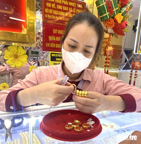 Mượn 10 cây vàng sau 14 năm xin trả bằng tiền giá gốc- Ảnh 1. Vàng lên giá dẫn đến cuộc tranh cãi trên mạng về mượn vàng trả gì được nhiều người quan tâm - Ảnh minh họa: ĐOÀN NHẠN