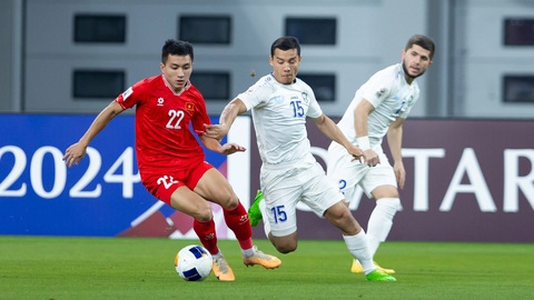 U23 Việt Nam: Thua U23 Uzbekistan nhưng vẫn đạt được mục tiêu- Ảnh 1. Tiền đạo Minh Quang (trái) đã thể hiện tương đối ổn khi được trao suất đá chính ở trận gặp U23 Uzbekistan - Ảnh: AFC