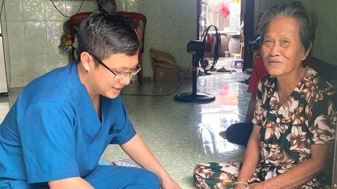 Bà con cần, thiên thần áo trắng có mặt- Ảnh 1. Bác sĩ Anh Thông đến nhà khám và tư vấn sức khỏe cho bà con xã đảo Thạnh An - Ảnh: NVCC