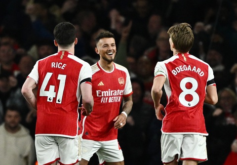 Lý do Ben White cười phá lên khi ấn định chiến thắng cho Arsenal- Ảnh 1. Ben White cười lớn khi ăn mừng cùng đồng đội - Ảnh: REUTERS