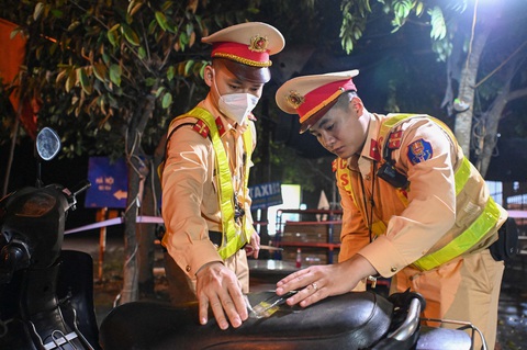 Người vi phạm không nộp phạt, bỏ lại xe sẽ bị xử lý thế nào?- Ảnh 1. Cảnh sát làm thủ tục tạm giữ phương tiện của tài xế vi phạm nồng độ cồn - Ảnh: HỒNG QUANG