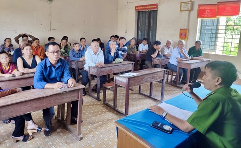 Bị lừa bán hết đất đai để 'định cư' Thái Lan với việc nhẹ, lương cao- Ảnh 4. Tuyên truyền cho người dân hiểu để tránh sập bẫy