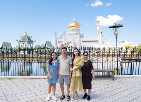 MC Anh Thơ vui như trúng số vì làm được điều này cho phụ huynh- Ảnh 2. MC Anh Thơ bên ba mẹ và con gái