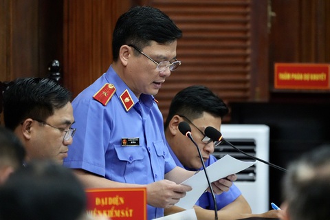 Đại diện VKS luận tội các bị cáo - Ảnh: HỮU HẠNH Đại diện viện kiểm sát luận tội các bị cáo - Ảnh: HỮU HẠNH