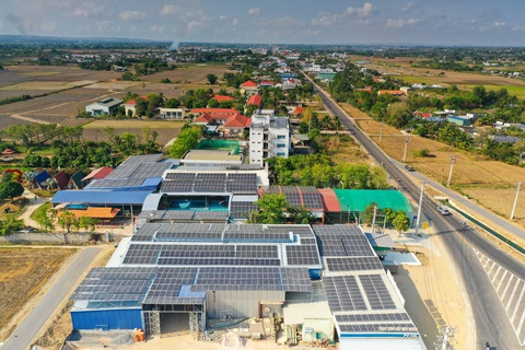 Đề xuất chế tài xử lý điện mặt trời mái nhà tự sản tự tiêu 'móc nối' để trục lợi- Ảnh 1. Điện mặt trời mái nhà được lắp đặt trên hệ thống nhà xưởng - Ảnh: Q.ĐỊNH