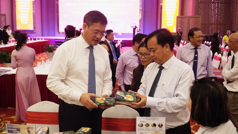 104 doanh nghiệp Trung Quốc tìm kiếm đối tác và xúc tiến thương mại với doanh nghiệp Cà Mau- Ảnh 1. Ông Huỳnh Quốc Việt - chủ tịch UBND tỉnh Cà Mau (người cầm sản phẩm phía bên phải) và ông Ngụy Hoa Tường - Tổng lãnh sự quán Trung Quốc tại TP.HCM tham quan, kết nối với các doanh nghiệp trong tỉnh Cà Mau - Ảnh: THANH HUYỀN