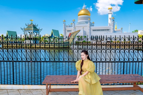MC Anh Thơ vui như trúng số vì làm được điều này cho phụ huynh- Ảnh 1. MC Anh Thơ chụp hình lưu niệm ở miền Tây