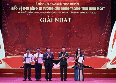 Đại tướng Phan Văn Giang- bộ trưởng Bộ Quốc phòng (thứ hai từ phải qua) và GS.TS Nguyễn Xuân Thắng (giữa)- giám đốc Học viện Chính trị Quốc gia Hồ Chí Minh trao giải nhất cho các tác giả - Ảnh: BTC Đại tướng Phan Văn Giang - bộ trưởng Bộ Quốc phòng (thứ hai từ phải qua) và GS.TS Nguyễn Xuân Thắng (giữa) - giám đốc Học viện Chính trị Quốc gia Hồ Chí Minh - trao giải nhất cho các tác giả - Ảnh: BTC
