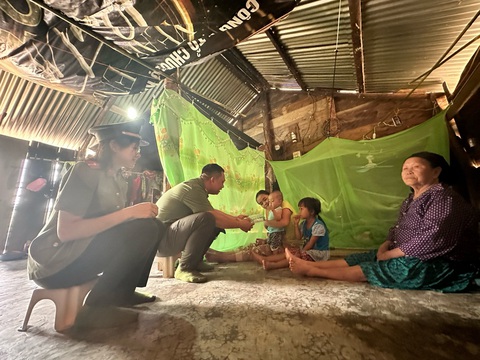 Lực lượng Công an thường xuyên thăm hỏi, động viên, hỗ trợ gia đình các nạn nhân sập bẫy việc nhẹ, lương cao sớm vượt qua khó khăn, ổn định cuộc sống - Ảnh: TÂM AN Lực lượng công an thường xuyên thăm hỏi, hỗ trợ gia đình các nạn nhân sập bẫy việc nhẹ, lương cao sớm vượt qua khó khăn, ổn định cuộc sống - Ảnh: TÂM AN
