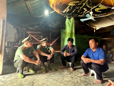 Bố con ông Vương Văn Long kể lại việc ông bị kẻ xấu lừa phỉnh bán hết đất đai, nhà cửa, ruộng vườn đi theo ảo vọng về một cuộc sống sung sướng, việc nhẹ lượng cao ở nơi đất khách quê người - Ảnh: TÂM AN Bố con ông Vương Văn Long (phải) kể lại việc ông bị kẻ xấu lừa phỉnh bán hết đất đai, nhà cửa, ruộng vườn đi theo ảo vọng về một cuộc sống sung sướng, việc nhẹ lượng cao ở nơi đất khách quê người - Ảnh: TÂM AN