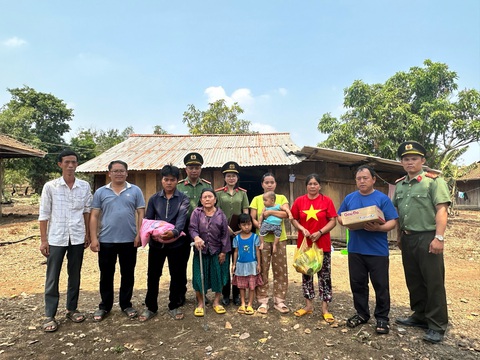 Lực lượng công an trao tặng các nhu yếu phẩm cần thiết cho gia đình ông Long sau khi bị lừa đi nước ngời việc nhẹ, lương cao, cuộc sống sang giàu - TÂM AN Lực lượng công an trao tặng các nhu yếu phẩm cần thiết cho gia đình ông Long, sau khi bị lừa đi nước ngoài làm việc nhẹ, lương cao - TÂM AN
