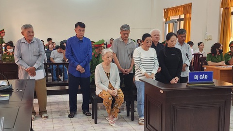 Tuyên án nhóm bác sĩ lập khống hơn 1.000 hồ sơ khám sức khỏe, cao nhất 13 năm tù- Ảnh 1. Nhóm bảo vệ, bác sĩ của Trung tâm Y tế huyện Gò Quao cấu kết với các cộng tác viên làm khống hơn 1.000 hồ sơ khám sức khỏe - Ảnh: MINH KHANG