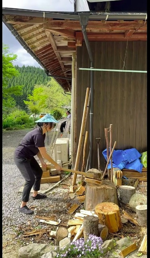 Choáng với hình ảnh ‘ngọc nữ màn ảnh TVB' Mông Gia Tuệ vác rìu bổ củi- Ảnh 1. Choáng với hình ảnh ‘ngọc nữ màn ảnh TVB' Mông Gia Tuệ vác rìu bổ củi- Ảnh 1.