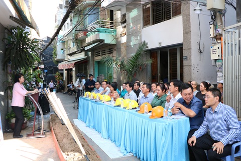 Con hẻm phường 7 Phú Nhuận sẽ khang trang nhờ dân đồng lòng hiến đất- Ảnh 2. Bà Trần Trọng Kim gửi lời cảm ơn chân thành đến các hộ dân đồng thuận chủ trương hiến đất mở hẻm - Ảnh: CẨM NƯƠNG