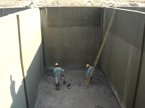 Xây bể chứa, giải pháp cho tình trạng thiếu nước ngọt sinh hoạt- Ảnh 1. Một số hộ dân xây bể chứa bằng chất liệu gạch, bê tông - Ảnh: ĐẶNG ĐỨC