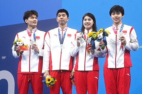 Bơi lội Olympic: Tranh cãi vì doping của các kình ngư Trung Quốc- Ảnh 1. Các kình ngư Trung Quốc giành HCB nội dung 4x100m hỗn hợp tại Olympic Tokyo - Ảnh: AFP