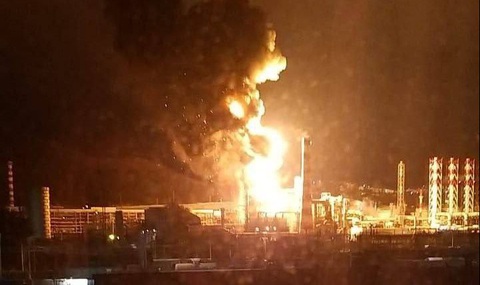 Nga dọa tấn công sâu vào Ukraine, Kiev bắn cháy 2 kho dầu của Rosneft- Ảnh 2. Một nhà máy lọc dầu của Nga bị drone Ukraine tấn công hồi tháng 1-2024 - Ảnh chụp màn hình