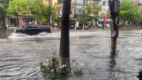 Mưa dông cuốn phăng mái trường học ở Phú Thọ- Ảnh 3. Mưa dông gây ngập cục bộ đường phố Việt Trì - Ảnh: Báo Phú Thọ