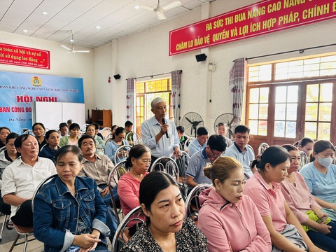 Doanh nghiệp mong trả nợ trợ cấp thôi việc trong 5 năm, công nhân không đồng ý- Ảnh 1. Công nhân đưa ra thời hạn 2 năm để Công ty cổ phần dệt Hòa Khánh Đà Nẵng chi trả xong khoản kinh phí này cho họ - Ảnh: PT