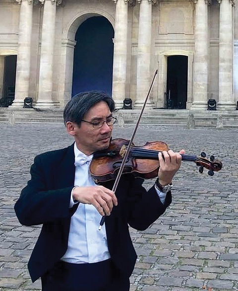 Nguyễn Hữu Nguyên và hoa trái của lòng tốt- Ảnh 2. Nguyễn Hữu Nguyên chơi violon tại Les Invalides, Paris, Pháp