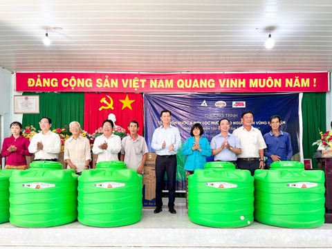 Tặng hàng trăm bồn nhựa Plasman Tân Á Đại Thành cho người dân vùng hạn mặn- Ảnh 1. Tặng hàng trăm bồn nhựa Plasman Tân Á Đại Thành cho người dân vùng hạn mặn- Ảnh 1.
