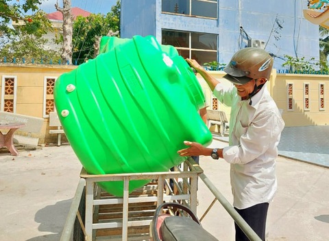 Tặng hàng trăm bồn nhựa Plasman Tân Á Đại Thành cho người dân vùng hạn mặn- Ảnh 2. Tặng hàng trăm bồn nhựa Plasman Tân Á Đại Thành cho người dân vùng hạn mặn- Ảnh 2.