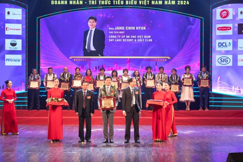Sky Lake Resort & Golf Club nhận 4 danh hiệu thuộc Giải thưởng Quản lý chất lượng 2024- Ảnh 2. Ông Jang Chin-hyuk - chủ tịch Sky Lake Resort & Golf Club nhận giải thưởng ‘Doanh nhân xuất sắc nhất’