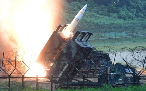 Nga dọa tấn công sâu vào Ukraine, Kiev bắn cháy 2 kho dầu của Rosneft- Ảnh 1. Tên lửa ATACMS khai hỏa trong một hoạt động quân sự - Ảnh: AFP