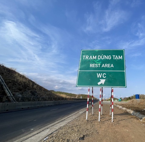 Hoàn thành trạm dừng nghỉ tạm duy nhất trên cao tốc Vĩnh Hảo - Phan Thiết- Ảnh 2. Biển hướng dẫn tại trạm dừng nghỉ tạm trên cao tốc Vĩnh Hảo - Phan Thiết - Ảnh: QUỐC HUY