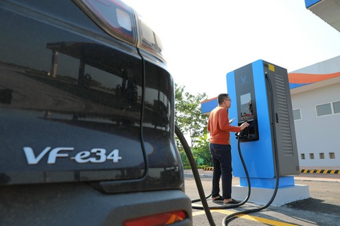 Cổ đông chất vấn lãnh đạo Vinasun chi 650 tỉ đồng mua 700 ô tô hybrid chạy taxi- Ảnh 2. Nhiều hãng taxi đang chuyển đổi sang ô tô điện, Vinasun cho rằng chưa phù hợp trong giai đoạn hiện nay, có lý do không có trạm sạc nào cùng lúc đủ 40-50 xe đậu - Ảnh: TL