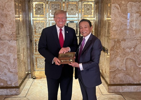 Cựu thủ tướng Nhật tặng ông Trump chìa khóa vào Nhà Trắng- Ảnh 1. Ông Trump nhận món quà từ ông Aso trong cuộc gặp tại New York (Mỹ) ngày 23-4 - Ảnh: Chiến dịch tranh cử của ông Trump