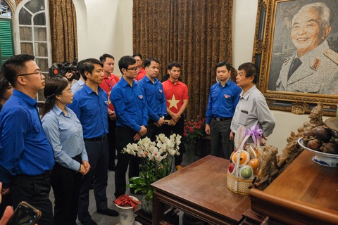 Con trai Đại tướng Võ Nguyên Giáp tiếp đón đoàn - Ảnh: HÀ QUÂN Con trai Đại tướng Võ Nguyên Giáp tiếp đón đoàn - Ảnh: HÀ QUÂN
