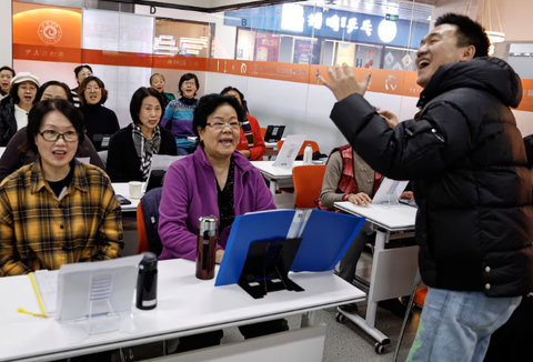 Nhóm phụ nữ đang tập hát trong một lớp học dành cho người lớn tuổi ở Bắc Kinh, Trung Quốc - Ảnh: REUTES Nhóm phụ nữ đang tập hát trong một lớp học dành cho người lớn tuổi ở Bắc Kinh, Trung Quốc - Ảnh: REUTERS