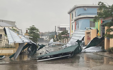 Mưa dông cuốn phăng mái trường học ở Phú Thọ- Ảnh 1. Mái tôn một dãy nhà của Trường mầm non Sơn Vi (huyện Lâm Thao) bị cuốn phăng ra đường - Ảnh: T.NHUNG