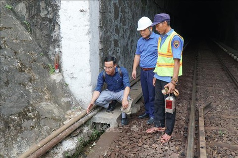 Công ty Cổ phần Đường sắt Quảng Nam – Đà Nẵng kiểm tra hệ thống cống thoát nước tại Hầm số 14. Công ty cổ phần Đường sắt Quảng Nam - Đà Nẵng kiểm tra hệ thống cống thoát nước tại hầm số 14