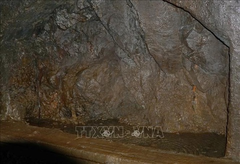 Nước thấm dột, đọng thành vũng trong Hầm đường sắt số 14 qua đèo Hải Vân Nước thấm dột, đọng thành vũng trong hầm đường sắt số 14 qua đèo Hải Vân