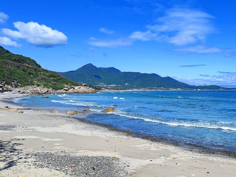 10 bãi biển Việt Nam dành cho người hướng nội có thể bạn chưa biết- Ảnh 7. Bãi Gành Nhảy nằm uốn quanh chân núi - Ảnh: QUÂN NAM