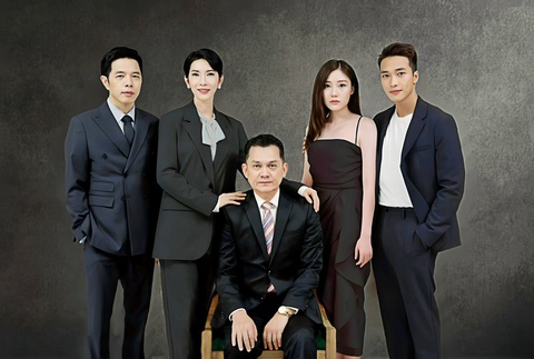 Uyển Ân có dại khờ với quyết định đóng 'Cái giá của hạnh phúc'?- Ảnh 2. Từ trái qua: Thái Hòa, Xuân Lan, Hữu Châu, Uyển Ân (vai Nina Võ) và Lâm Thanh Nhã trong Cái giá của hạnh phúc
