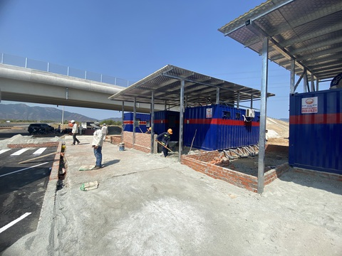 Cao tốc Cam Lâm - Vĩnh Hảo thông tuyến ngày 26-4 và chưa thu phí- Ảnh 4. Trạm dừng nghỉ tạm đang được nhà đầu tư xây dựng trên tuyến Cam Lâm - Vĩnh Hảo - Ảnh: Ban quản lý dự án 85 - Bộ Giao thông vận tải
