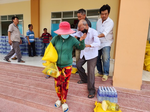 Hội thánh Cao Đài Tây Ninh tặng 300 phần quà cho bà con vùng hạn mặn Gò Công- Ảnh 2. Ông Nguyễn Văn Trắng ở xã Tân Điền, huyện Gò Công Đông bị bướu mù đến hai con mắt được người thân dẫn đến nhận quà - Ảnh: HOÀI THƯƠNG