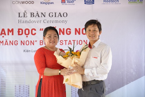 ‘Trạm đọc Măng Non’ mang sách đến cho học sinh nghèo ven biển Kiên Lương- Ảnh 4. Cô Phạm Hải Yến - Hiệu trưởng Trường Tiểu học & THCS Bình Trị trao tặng hoa cảm ơn cho ông Phạm Ngọc Anh Duy - Giám đốc Chuỗi Cung ứng INSEE Việt Nam