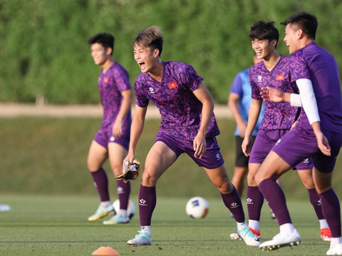 U23 Việt Nam không nặng nề tâm lý sau trận thua U23 Uzbekistan- Ảnh 5. Ban huấn luyện tạo bầu không khí thoải mái, vui tươi cho các cầu thủ trẻ - Ảnh: VFF