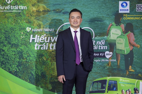 Vợ chồng Chi Bảo hội ngộ dàn nghệ sĩ hải ngoại, chia sẻ về loạt hoạt động thiện nguyện- Ảnh 1. Chi Bảo trong buổi ra mắt quỹ Hiểu về trái tim tại Mỹ