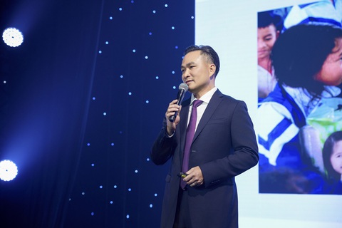 Vợ chồng Chi Bảo hội ngộ dàn nghệ sĩ hải ngoại, chia sẻ về loạt hoạt động thiện nguyện- Ảnh 3. Tại buổi gặp gỡ, Chi Bảo chia sẻ về các hoạt động và trang page của tổ chức Hiểu về trái tim.