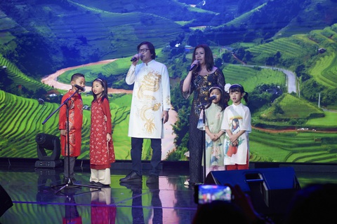 Sau khi sang Mỹ định cư, cả hai tận hưởng cuộc sống bình dị và không nhận show diễn quá nhiều. Thay vào đó, họ sống bằng nghề sáng tác và dạy hát cho trẻ em ở các trung tâm hải ngoại Sau khi sang Mỹ định cư, cả hai tận hưởng cuộc sống bình dị và không nhận show diễn quá nhiều. Thay vào đó, họ sống bằng nghề sáng tác và dạy hát cho trẻ em ở các trung tâm hải ngoại