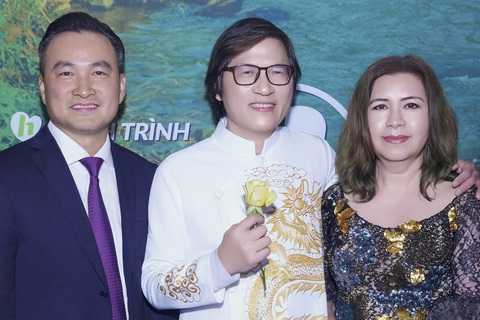 Đặt biệt, trong buổi tiệc này còn có sự hiện diện của cặp đôi Phương Thảo và Ngọc Lễ. Cả hai là giọng ca được yêu mến vào những năm 90 của thế kỷ trước. Đặt biệt, trong buổi tiệc này còn có sự hiện diện của cặp đôi Phương Thảo và Ngọc Lễ. Cả hai là giọng ca được yêu mến vào những năm 1990